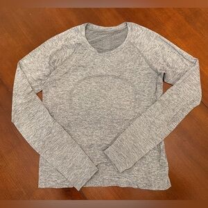Lululemon Light Gray Long Sleeve Athletic Top Size 0